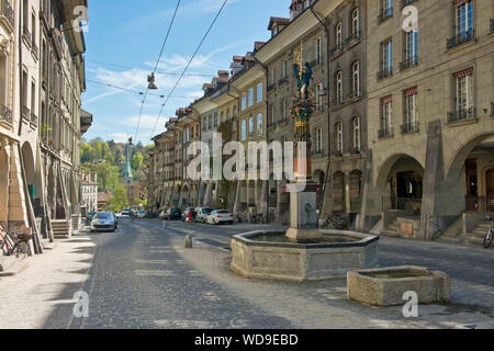 Shopping street of Kramgasse and the Gerechtigkeitsbrunnen fountain and statue. Old Town, Bern, Switzerland Stock Photo