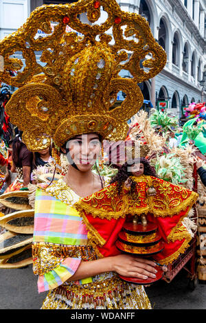 https://l450v.alamy.com/450v/wdanff/a-young-filipino-woman-walks-through-the-streets-holding-a-santo-nino-statue-the-dinagyang-festival-iloilo-city-panay-island-the-philippines-wdanff.jpg