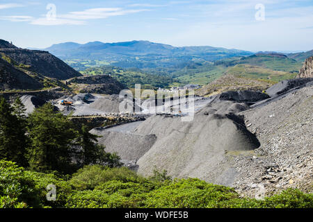 Slag heaps of Maenofferen or Mean-Offeren Slate Quarry in hills above Blaenau Ffestiniog, Gwynedd, Wales, UK, Britain Stock Photo