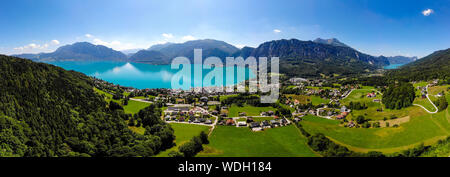 Beautiful amazing countryside panorama view on Attersee, Mondsee lake (Moonlake, moon) im Salzkammergut, alps mountains, Schafberg mountain in from Un Stock Photo