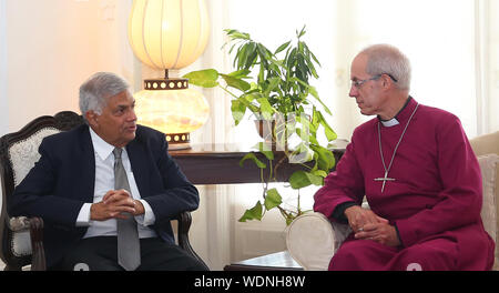 Colombo, Sri Lanka. 29th Aug, 2019. The Archbishop of Canterbury Justin Welby (R) speaks with Sri Lankan Prime Minister Ranil Wickremesinghe (L) during a meeting in Colombo. (Photo by Krishan Kariyawasam/Pacific Press) Credit: Pacific Press Agency/Alamy Live News Stock Photo