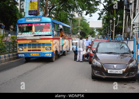 Kolkata, India. 29th Aug, 2019. A group of people is changing the leaked car wheel of their car on a busy road. (Photo by Biswarup Ganguly/Pacific Press) Credit: Pacific Press Agency/Alamy Live News Stock Photo