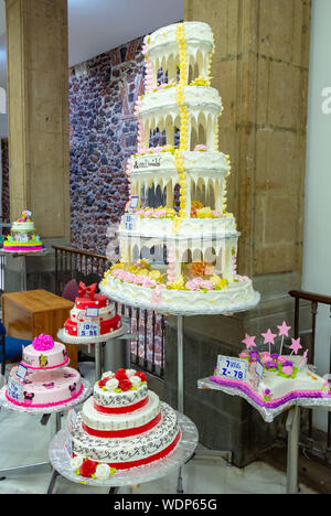 White wedding cakes with red rose at PAS ELERIA IDEAL, a local bakery, mexico city, mexico Stock Photo