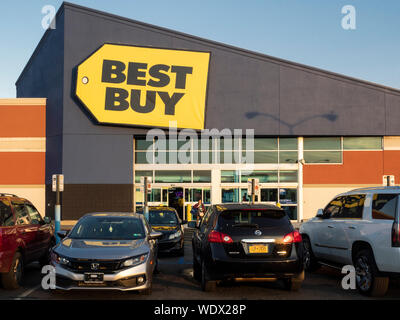 https://l450v.alamy.com/450v/wdx28p/brooklyn-ny-usa-august-12-2019-exterior-of-best-buy-an-american-multinational-consumer-electronics-retailer-selling-electronics-computers-a-wdx28p.jpg