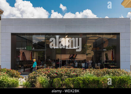 Nanuet, NY, USA - August 17, 2019: Entrance to the Apple retail store selling and repairing  iPhones, iPads and other Apple products Stock Photo