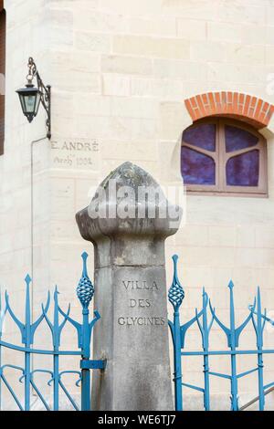 France, Meurthe et Moselle, Nancy, detail of the railings and of the facade of Villa Les Glycines in Art Nouveau style by architect Emile André (1902) in Brice street in Parc de Saurupt Stock Photo