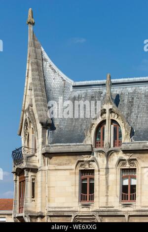 Art Nouveau Facade. Was Built Between 1899–1900 And Designed By Ernst ...