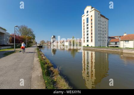 France, Meurthe et Moselle, Nancy, former grain silos (1941-1942) now apartment buildings on the Meurthe canal Stock Photo