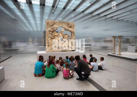 France, Pas de Calais, Lens, Louvre Lens Museum created by the Japanese architecture agency SANAA and architects Celia Imrey and Tim Culbert, a group of children in front of a statue Stock Photo