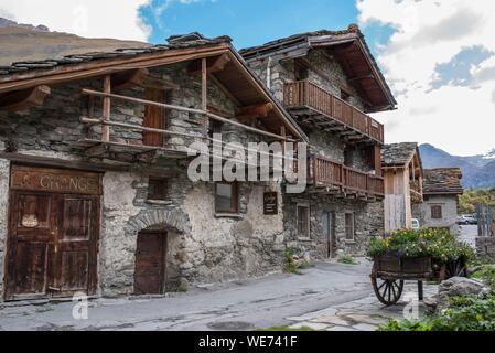 France, Savoie (73) Haute Maurienne, Vanoise massif, national park, Bonneval sur Arc, traditional stone houses covered with slate Stock Photo