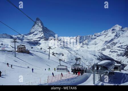 Switzerland, Valais Canton, wintersports station of Zermatt, Matterhorn mountain (Cervin) and cornergrat tram Stock Photo