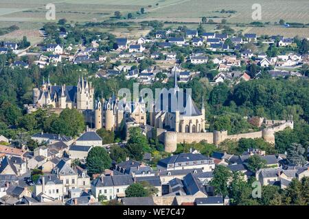 France, Maine et Loire, Montreuil Bellay, the castle and the church (aerial view) Stock Photo