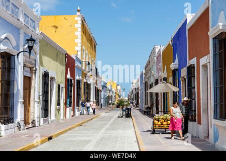 Mexico, Campeche state, Campeche, fortified city listed as World Heritage by UNESCO, calle 59 colonial houses Stock Photo