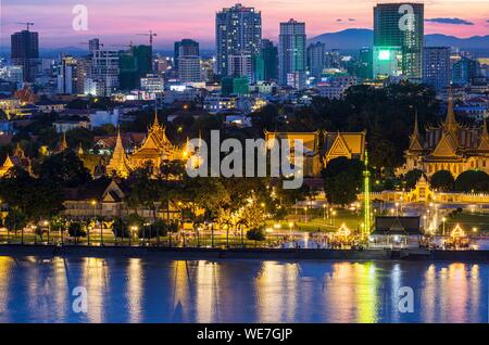 Cambodia, Phnom Penh, Sisowath riverline, Bassac river and walk about in front of Royal Palace Stock Photo