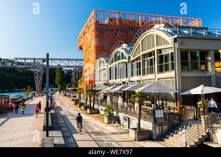 France, Rhone, Lyon, La Confluence district south of the Presqu'ile, close to the confluence of the Rhone and the Saone rivers, quai Rambaud along the former docks, Selcius restaurant and Pavillon des Salins also called Cube Orange Stock Photo