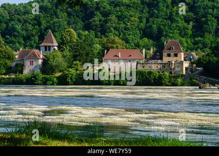 France, Dordogne, Badefols sur Dordogne along Dordogne river Stock Photo