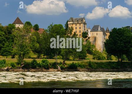 France, Dordogne, Castelnaud la Chapelle, castle of Fayrac, 16th century, along the Dordogne river Stock Photo