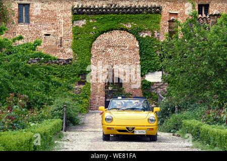 Italy, Emilia Romagna, Polesine Zibello near Parma, Antica Corte Pallavicina Hotel and restaurant, Alfa Romeo Duetto Spider yellow cabriolet Stock Photo