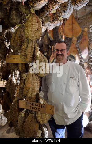 Italy, Emilia Romagna, Polesine Zibello near Parma, Antica Corte Pallavicina, the chef Massimo Spigaroli in his culatello maturing cellar, traditional ham of Parma Stock Photo
