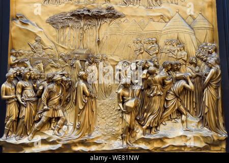 Italy, Tuscany, Florence, listed as World Heritage by UNESCO, Duomo District, San Giovanni Baptistery (Baptistery of St John), Porta del Paradiso (Gates of Paradise), decorated door with a Bible scene carved by Ghiberti, here the story of Joshua Stock Photo