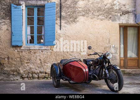 France, Vaucluse, Regional Natural Park of Luberon, Cucuron, vintage sidecar in an alley of the village Stock Photo