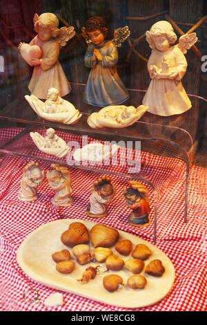 Italy, autonomous province of Bolzano, Brunico, cherubs in the window of a downtown craft shop Stock Photo
