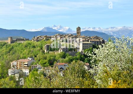 Spain, Aragon, Huesca province, Pirineos Aragonaises, Ainsa village, in the background Monte Perdido Massif (3355 m), listed as World Heritage by UNESCO Stock Photo
