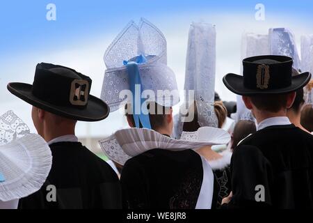 France, Finistere, Pont l'Abbe embroidery festival, Headdresses of Pont Aven Stock Photo