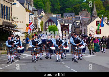 France, Finistere, parade of the Festival of Gorse Flowers 2015 in Pont Aven, Brittany Pipe Band Stock Photo