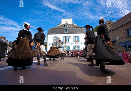 France, Finistere, Festival of Gorse Flowers 2015 in Pont Aven, Cercle Beuzeg Ar C'hap Beuzec Cap Sizun Stock Photo