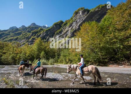 France, Haute Savoie, Sixt Fer a Cheval, equestrian trek in the circus of  the Horseshoe to the End of the World, crossing the torrent of Giffre Stock  Photo - Alamy