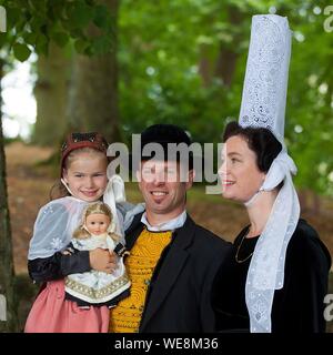 France, Finistere, Pont l'Abbe embroiderers' day, Combrit circle, embroidered Bigouden man and Bigoudene 1950 woman, Children's costumes Stock Photo