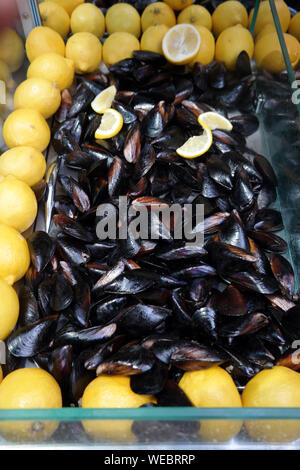 Turkish style stuffed mussels and lemons (midye dolma) Stock Photo