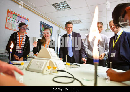 Education Secretary Gavin Williamson meets students in a science lesson at Beauchamp College, Leicester, where he is visiting staff and pupils. Stock Photo