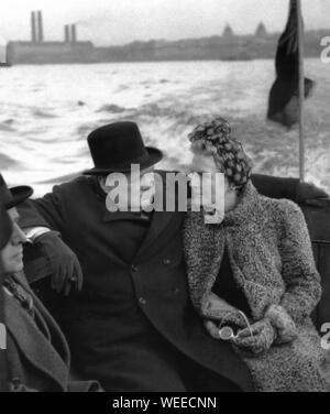 Winston Churchill with his wife Clementine inspect bomb damage from a launch on the Thames. 25th September 1940 Stock Photo