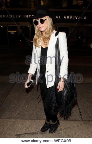 Kate Hudson arriving at LAX airport with personalised Louis Vuitton Stock Photo: 68237263 - Alamy