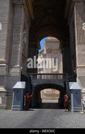 Vatican Swiss Guards standing sentry by St. Peter's Basilica (Basilica ...