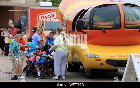 Silvis, Iowa, USA. 30th Aug, 2019. Hundreds of area resident stopped by for a look at the Oscar Mayer Weinermobile and a free hot dog at the Hy-Vee on 5th St. in Silvis, Ill. Friday, August 30, 2019. Credit: Kevin E. Schmidt/Quad-City Times/ZUMA Wire/Alamy Live News Stock Photo