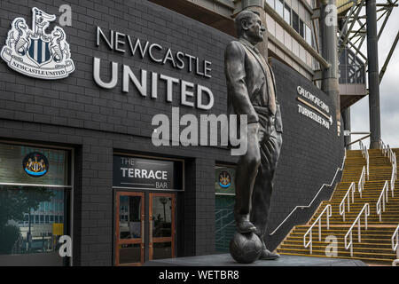 A statue of the legendary Sir Bobby Robson stands on a plinth outside the south-west corner of St James' Park, Newcastle, Northern England. Stock Photo