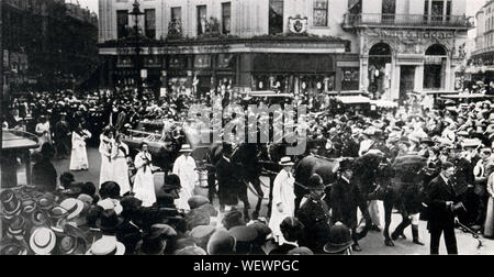 the-funeral-procession-of-emily-wilding-davison-after-she-was-killed