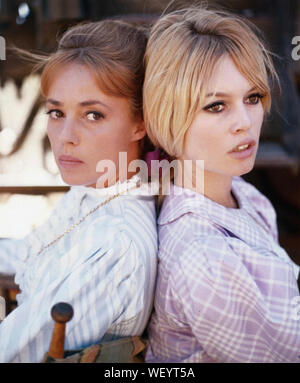 VIVA MARIA ! 1965 United Artists film with Jeanne Moreau at left and Brigitte Bardot Stock Photo