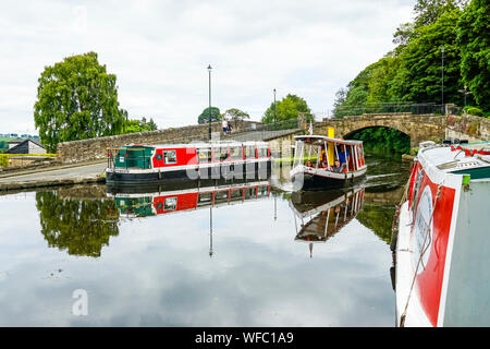 Small canal boat Victoria returning to Linlithgow Canal Centre in Linlithgow after a cruise on the Union Canal east of Linlithgow Scotland UK Stock Photo