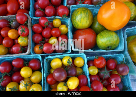 Tomatoes in baskets at the farmer s market Stock Photo - Alamy