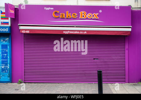 Closed shuttered Cake Box shop in Rotherham Stock Photo