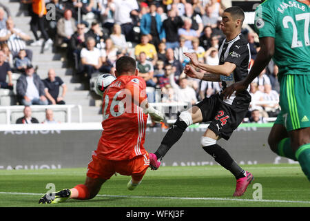 NEWCASTLE UPON TYNE, ENGLAND. AUG 31ST Newcastle United's Miguel Almiron competes for the ball with Watford goalkeeper Ben Foster during the Premier League match between Newcastle United and Watford at St. James's Park, Newcastle on Saturday 31st August 2019. (Credit: Steven Hadlow | MI News)Editorial use only, license required for commercial use. No use in betting, games or a single club/or magazine editorial purposes Credit: MI News & Sport /Alamy Live News