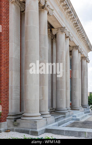 HICKORY, NC, USA-19 AUGUST 2018:  A diagonal close-up view of the columns of an early 20th century Post Office.  Diagonal view. Stock Photo
