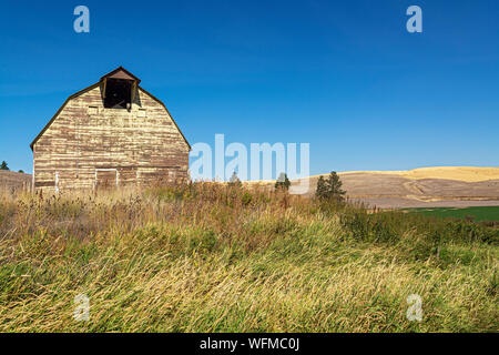 Washington, Palouse Region, Hwy 26, wooden barn, fall season, wheat fields after harvest Stock Photo