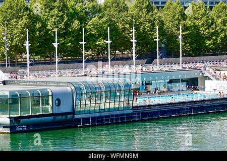 Josephine Baker swimming pool with many people in and out of the water, Paris, France Stock Photo