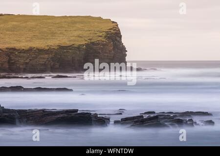 United Kingdom, Scotland, Orkney Islands, Mainland, Birsay Bay, view on the rocky coast and and Brough of Birsay islet Stock Photo