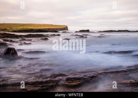 United Kingdom, Scotland, Orkney Islands, Mainland, Birsay Bay, view on the rocky coast and and Brough of Birsay islet Stock Photo